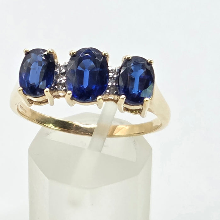 Vintage: 9ct Yellow Gold Blue Spinel & White Topaz Three Stone Ring