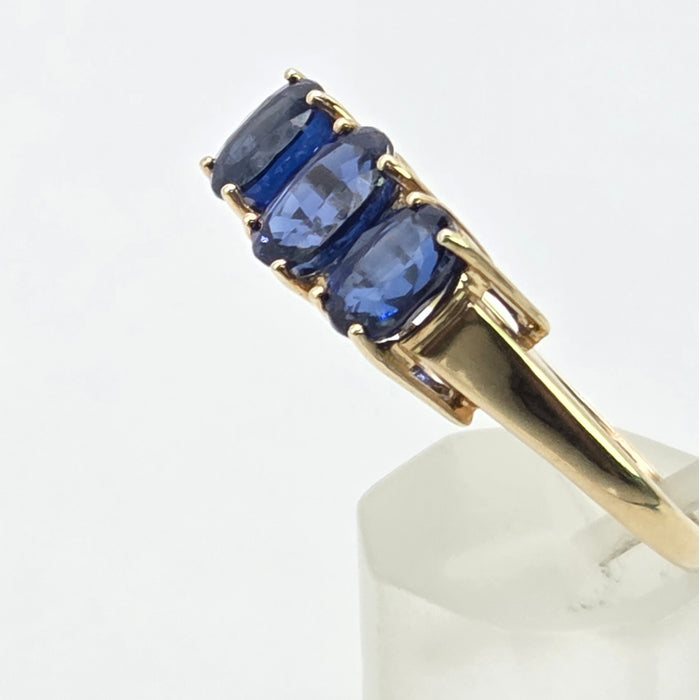 Vintage: 9ct Yellow Gold Blue Spinel & White Topaz Three Stone Ring