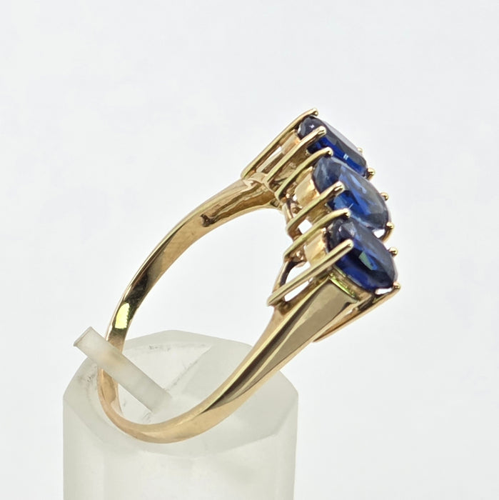 Vintage: 9ct Yellow Gold Blue Spinel & White Topaz Three Stone Ring