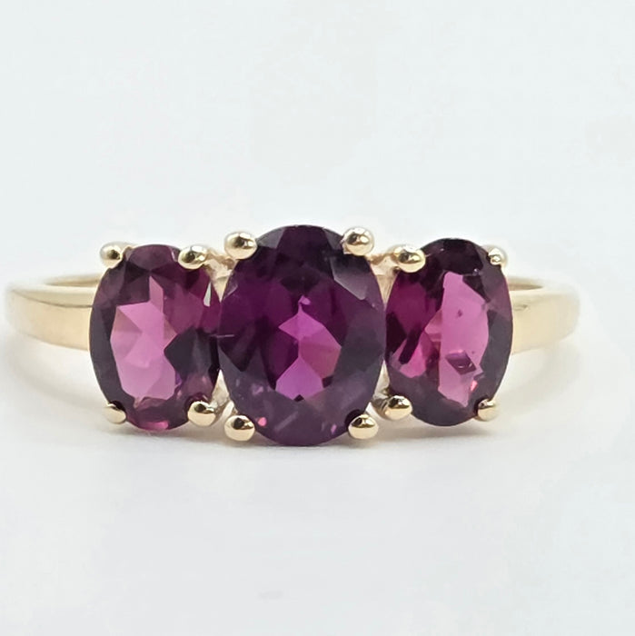 Vintage: 9ct Yellow Gold Almandine Garnet Oval Trilogy Ring