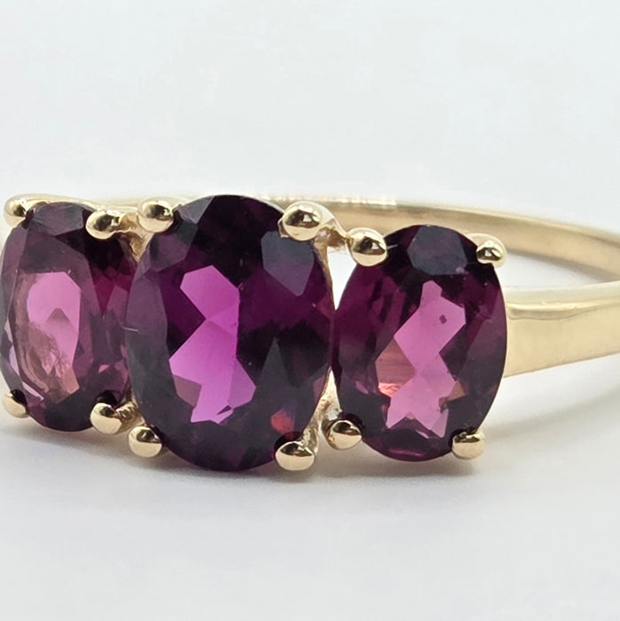 Vintage: 9ct Yellow Gold Almandine Garnet Oval Trilogy Ring