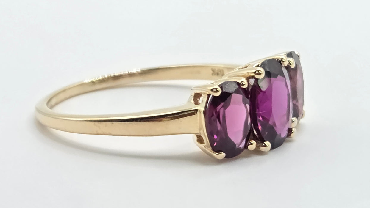Vintage: 9ct Yellow Gold Almandine Garnet Oval Trilogy Ring