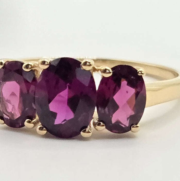 Vintage: 9ct Yellow Gold Almandine Garnet Oval Trilogy Ring