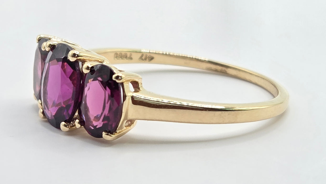 Vintage: 9ct Yellow Gold Almandine Garnet Oval Trilogy Ring