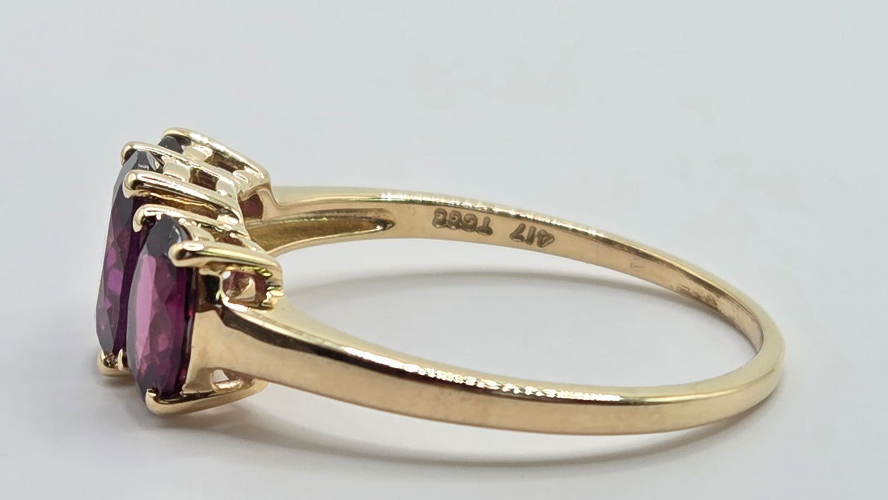 Vintage: 9ct Yellow Gold Almandine Garnet Oval Trilogy Ring