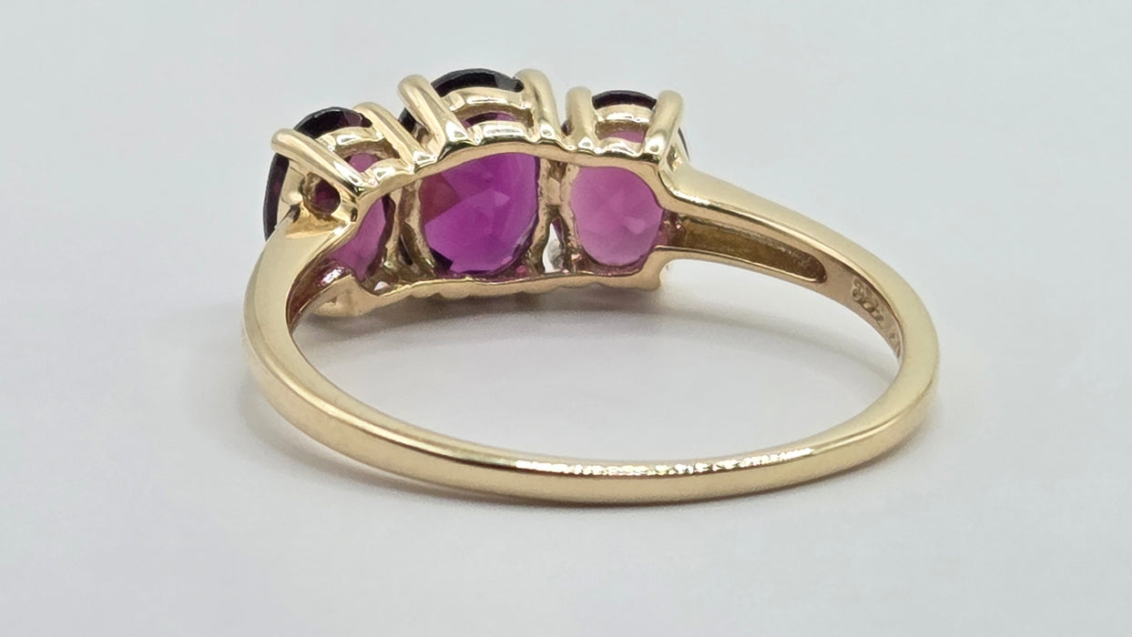 Vintage: 9ct Yellow Gold Almandine Garnet Oval Trilogy Ring