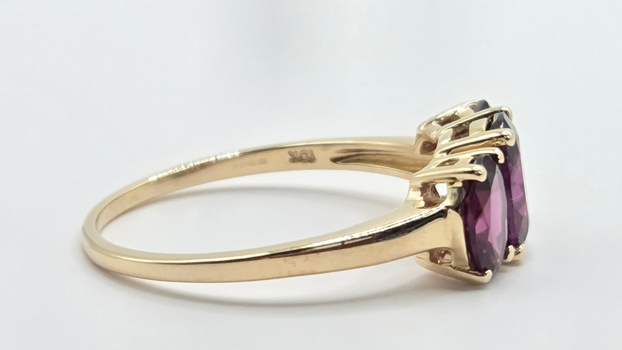 Vintage: 9ct Yellow Gold Almandine Garnet Oval Trilogy Ring