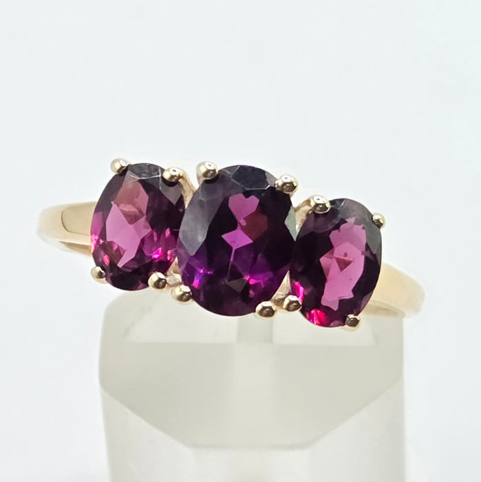 Vintage: 9ct Yellow Gold Almandine Garnet Oval Trilogy Ring