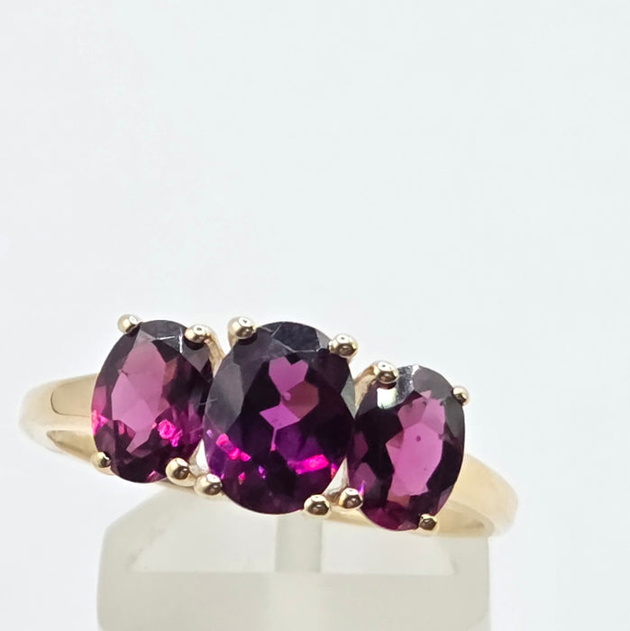 Vintage: 9ct Yellow Gold Almandine Garnet Oval Trilogy Ring