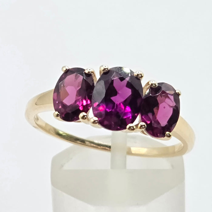Vintage: 9ct Yellow Gold Almandine Garnet Oval Trilogy Ring
