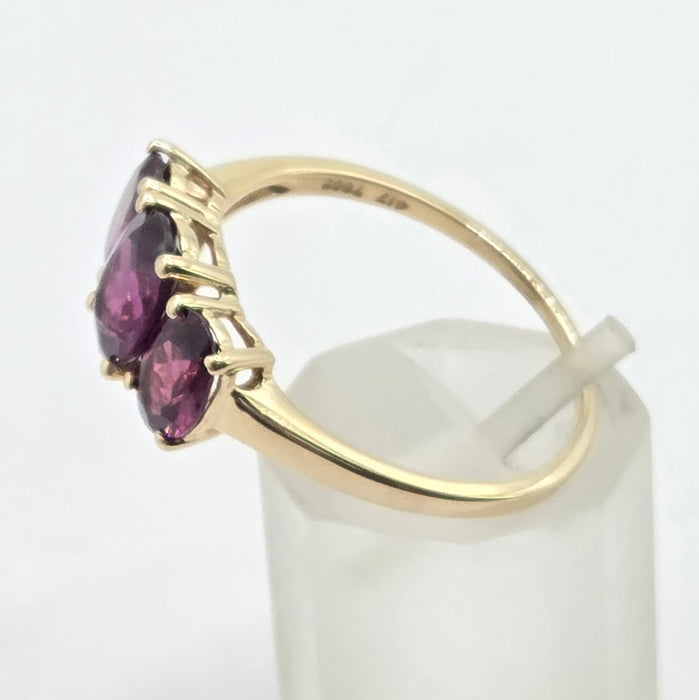 Vintage: 9ct Yellow Gold Almandine Garnet Oval Trilogy Ring