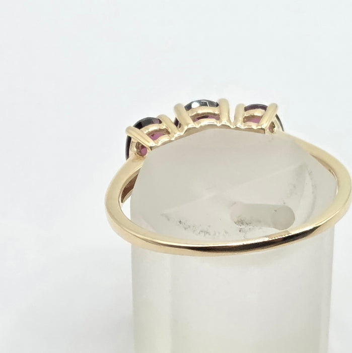 Vintage: 9ct Yellow Gold Almandine Garnet Oval Trilogy Ring