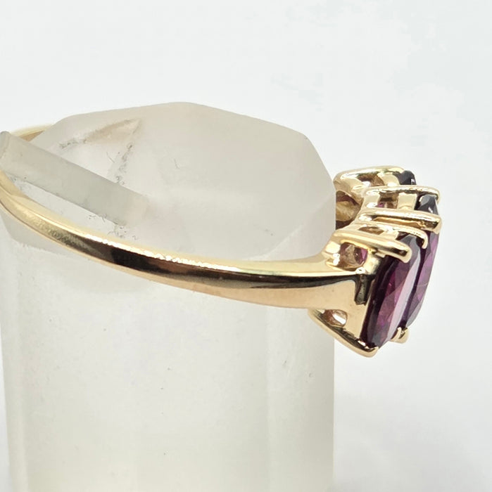 Vintage: 9ct Yellow Gold Almandine Garnet Oval Trilogy Ring