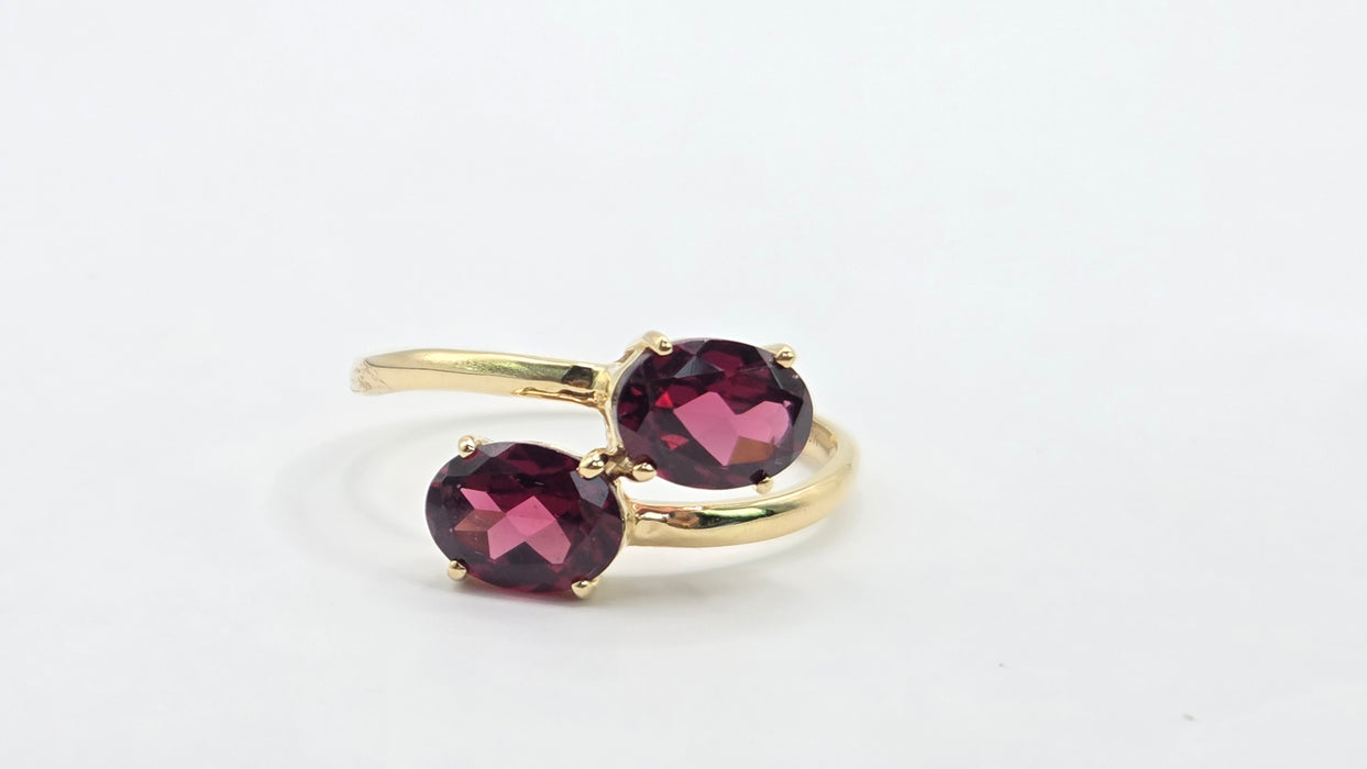 Vintage: 9ct Yellow Gold Garnet Crossover Ring