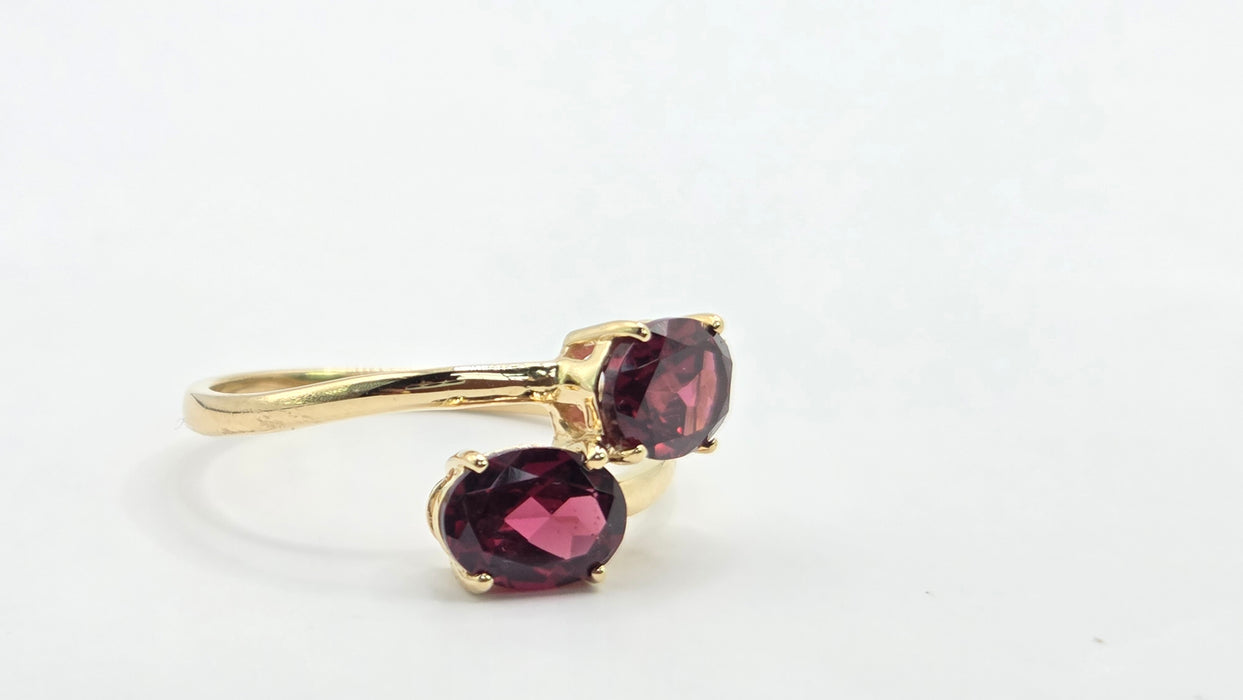 Vintage: 9ct Yellow Gold Garnet Crossover Ring