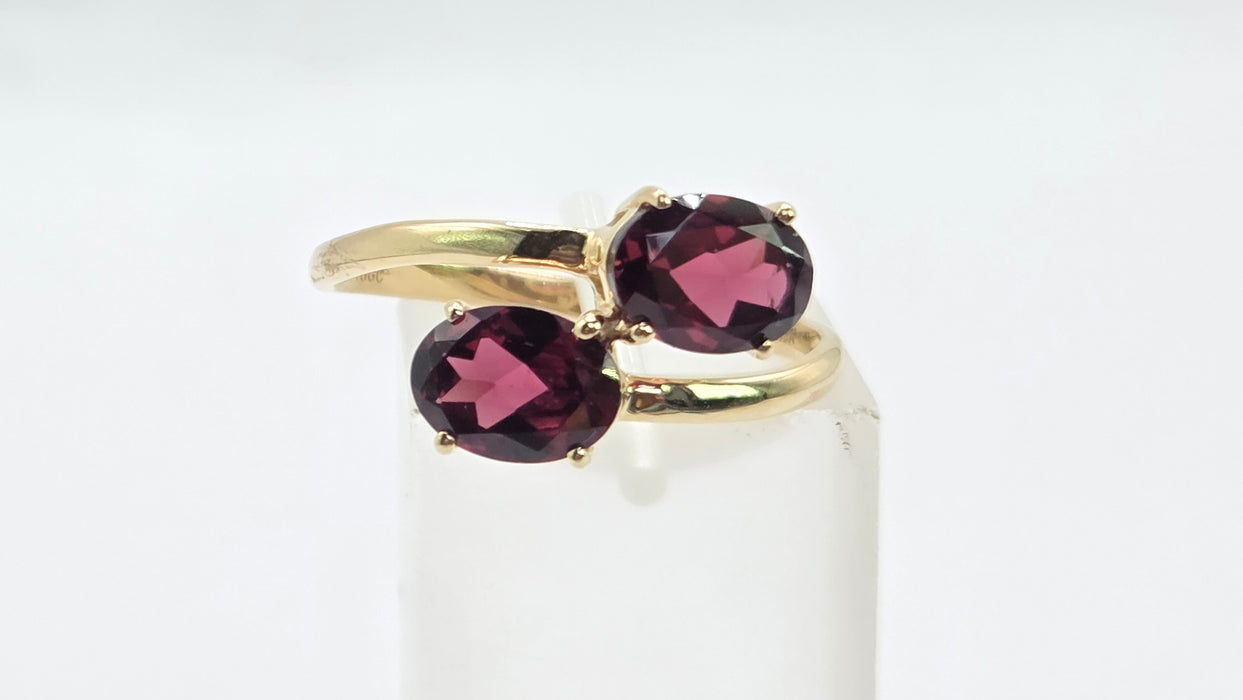 Vintage: 9ct Yellow Gold Garnet Crossover Ring