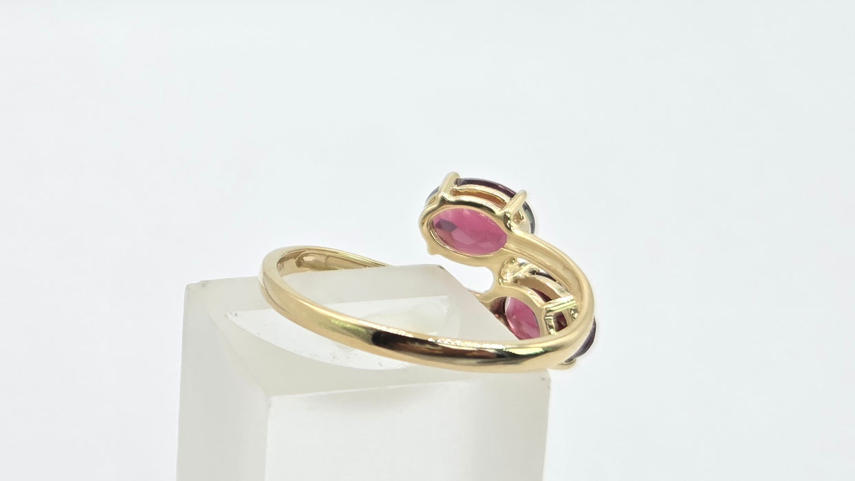 Vintage: 9ct Yellow Gold Garnet Crossover Ring