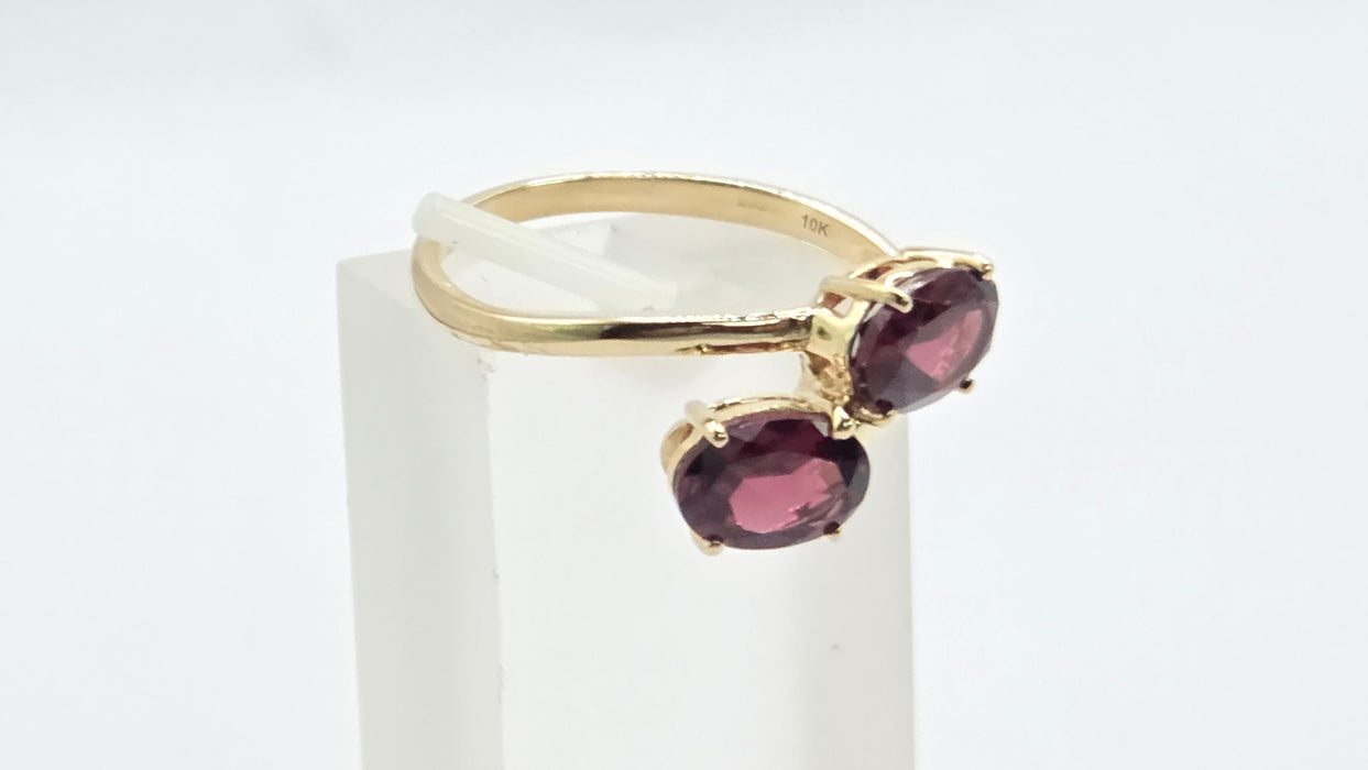 Vintage: 9ct Yellow Gold Garnet Crossover Ring