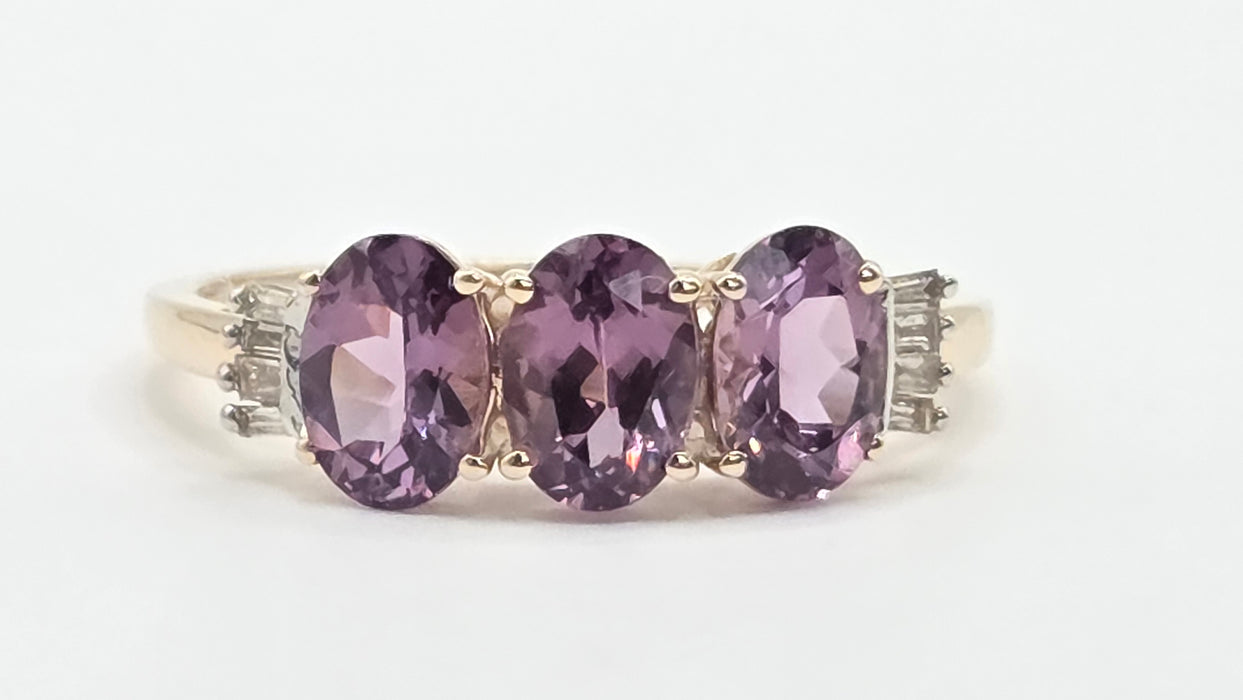 Vintage: 9ct Yellow Gold Purple Spinel & Diamond Trilogy Ring