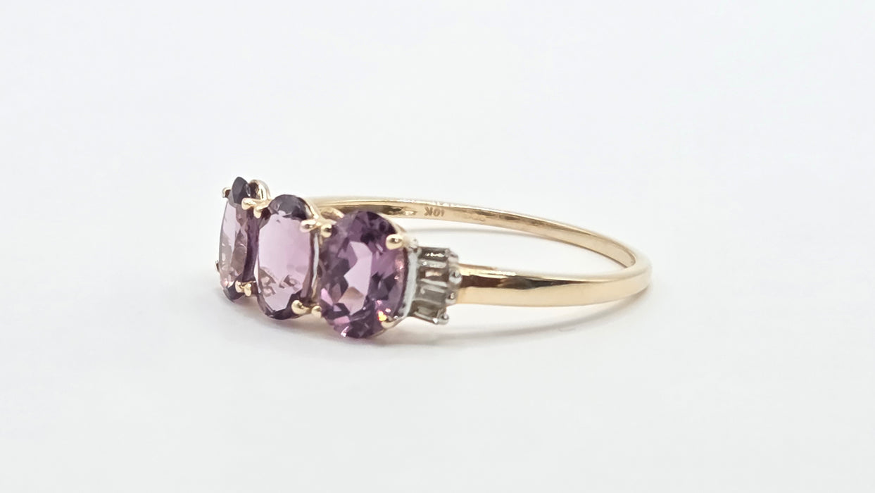Vintage: 9ct Yellow Gold Purple Spinel & Diamond Trilogy Ring