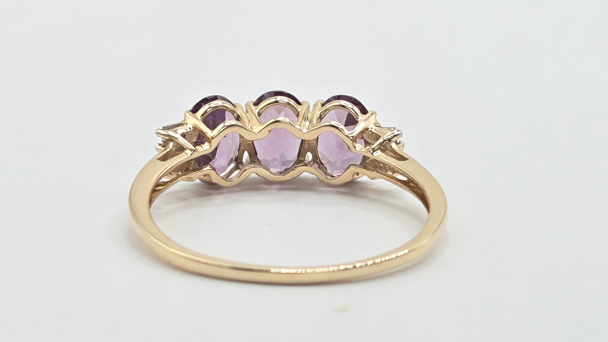 Vintage: 9ct Yellow Gold Purple Spinel & Diamond Trilogy Ring