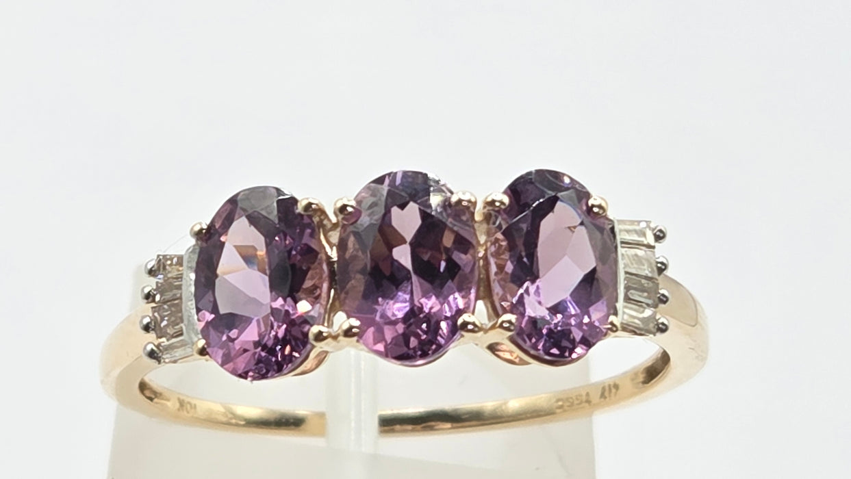 Vintage: 9ct Yellow Gold Purple Spinel & Diamond Trilogy Ring