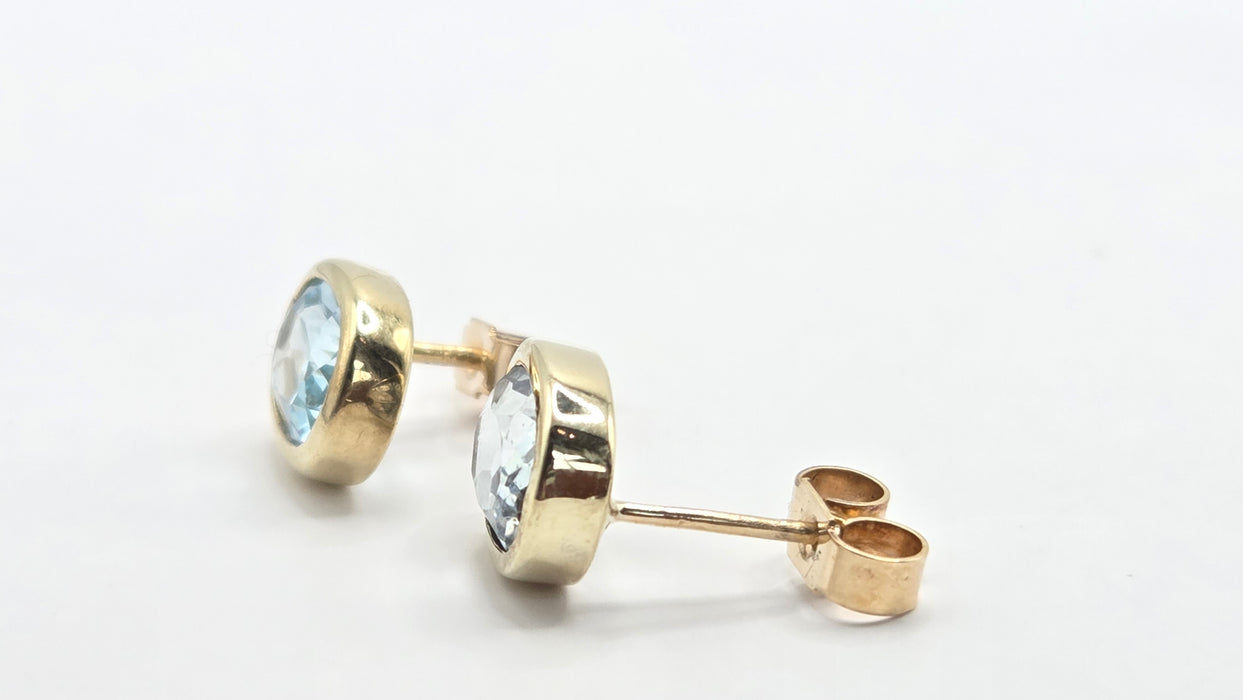 Vintage: 9ct Gold Blue Topaz Stud Earrings