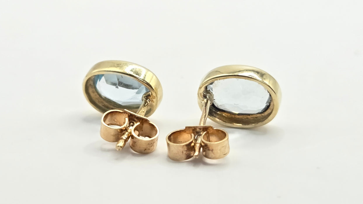 Vintage: 9ct Gold Blue Topaz Stud Earrings