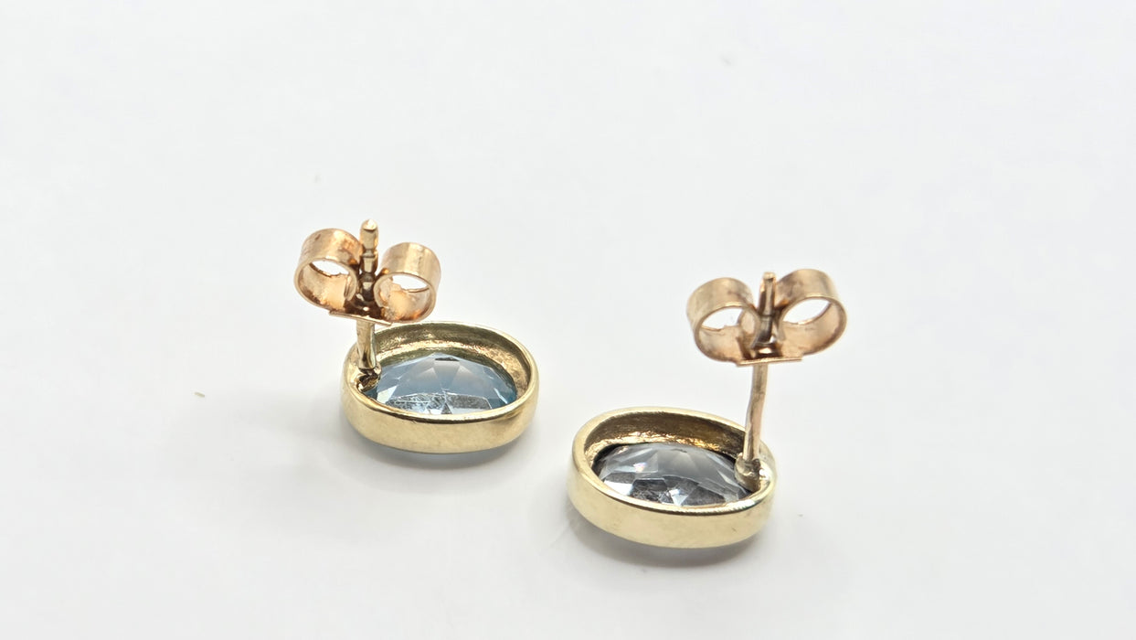 Vintage: 9ct Gold Blue Topaz Stud Earrings