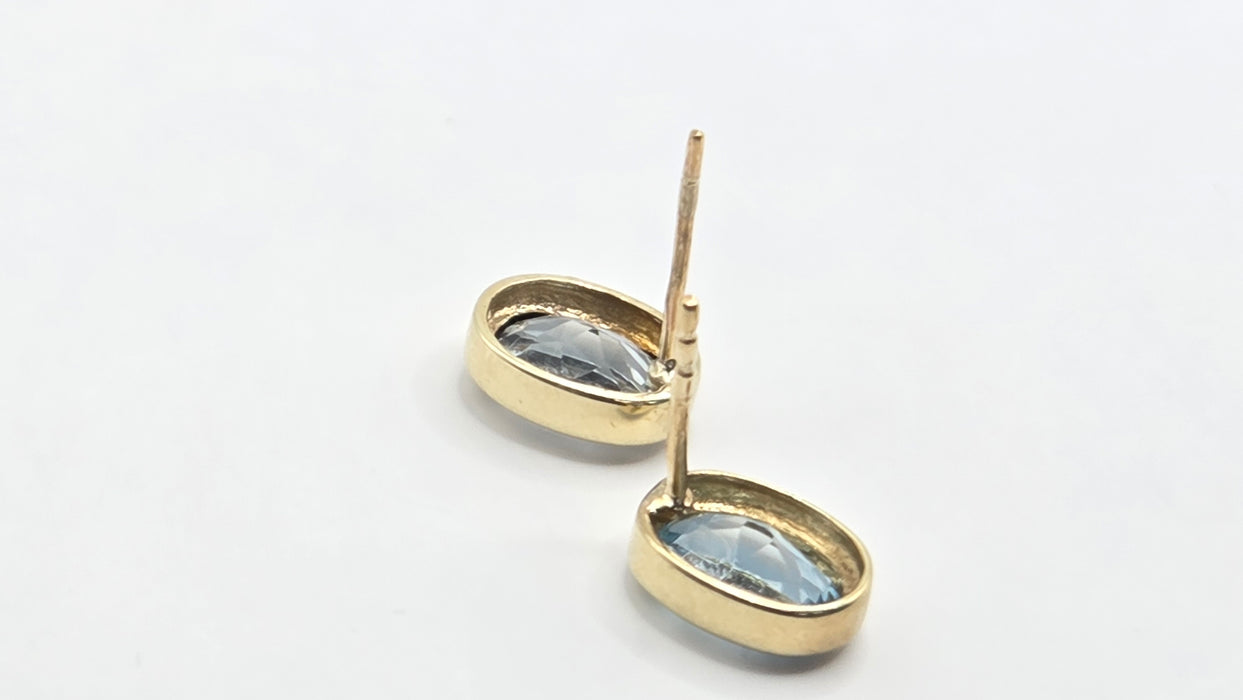 Vintage: 9ct Gold Blue Topaz Stud Earrings
