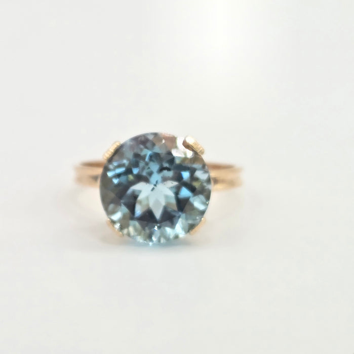 Vintage: 14ct Gold Blue Topaz Solitaire Ring