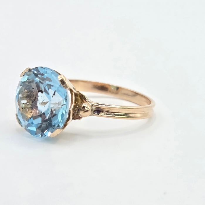 Vintage: 14ct Gold Blue Topaz Solitaire Ring