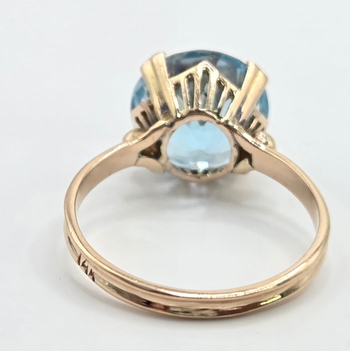 Vintage: 14ct Gold Blue Topaz Solitaire Ring