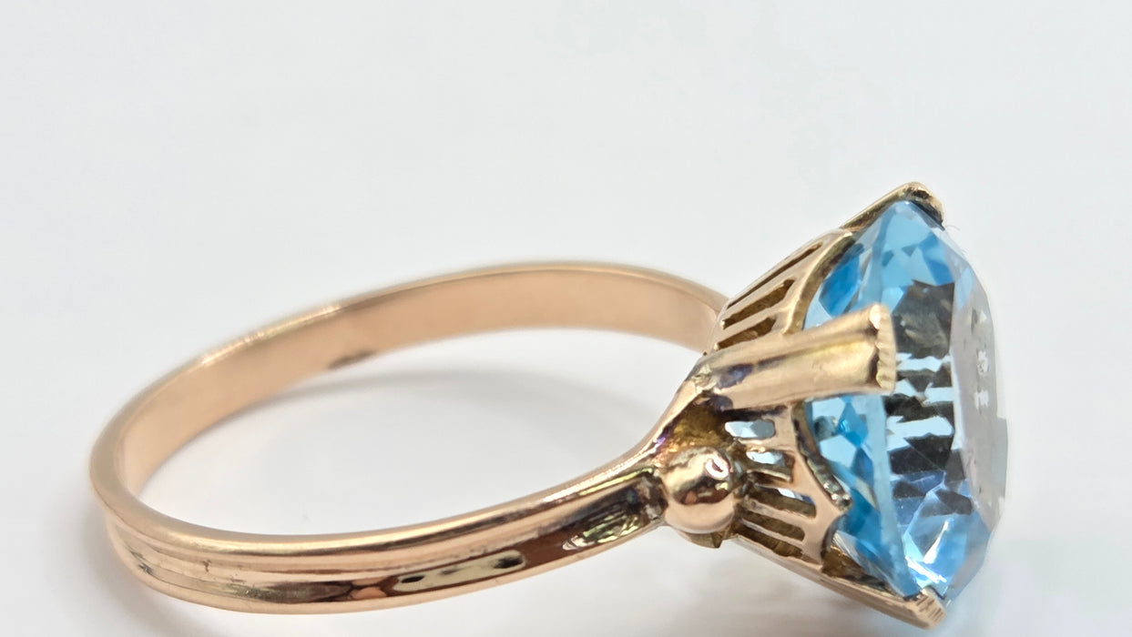 Vintage: 14ct Gold Blue Topaz Solitaire Ring