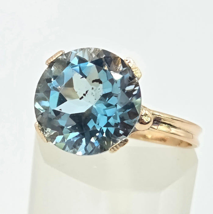 Vintage: 14ct Gold Blue Topaz Solitaire Ring