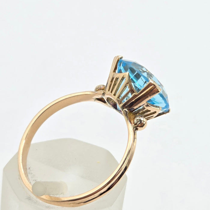 Vintage: 14ct Gold Blue Topaz Solitaire Ring