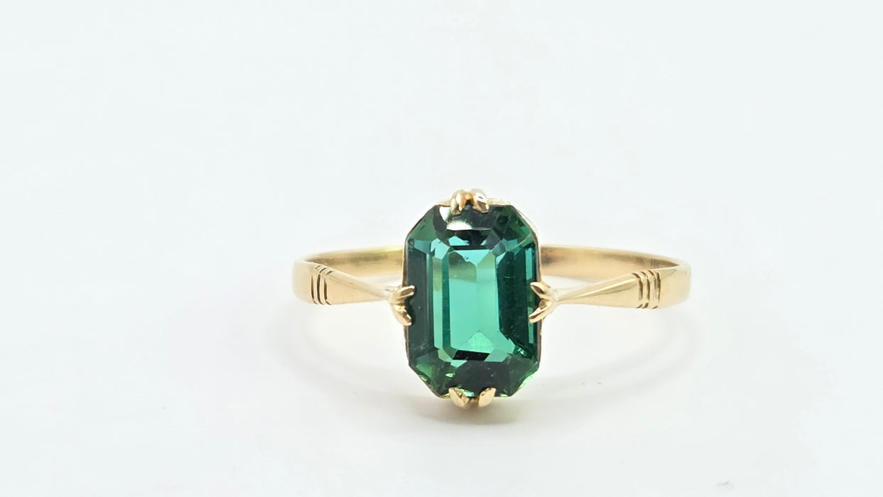 Vintage: 18ct Gold Green Tourmaline Solitaire Ring