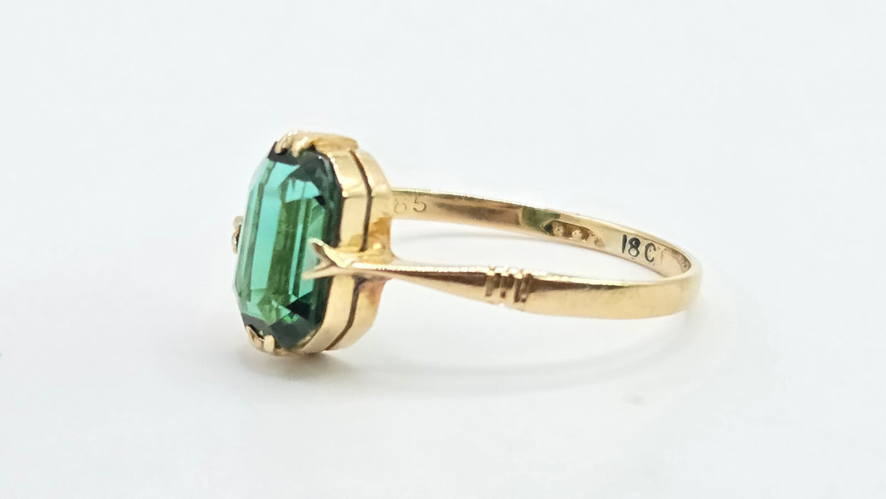 Vintage: 18ct Gold Green Tourmaline Solitaire Ring