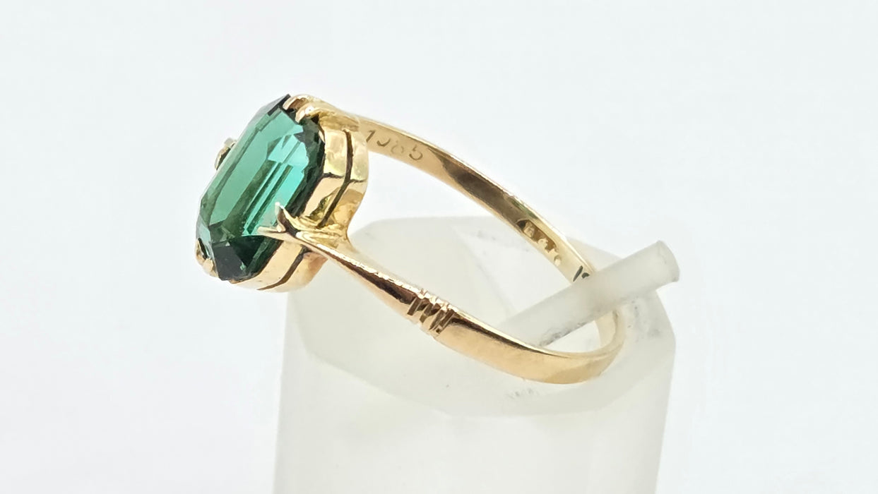 Vintage: 18ct Gold Green Tourmaline Solitaire Ring