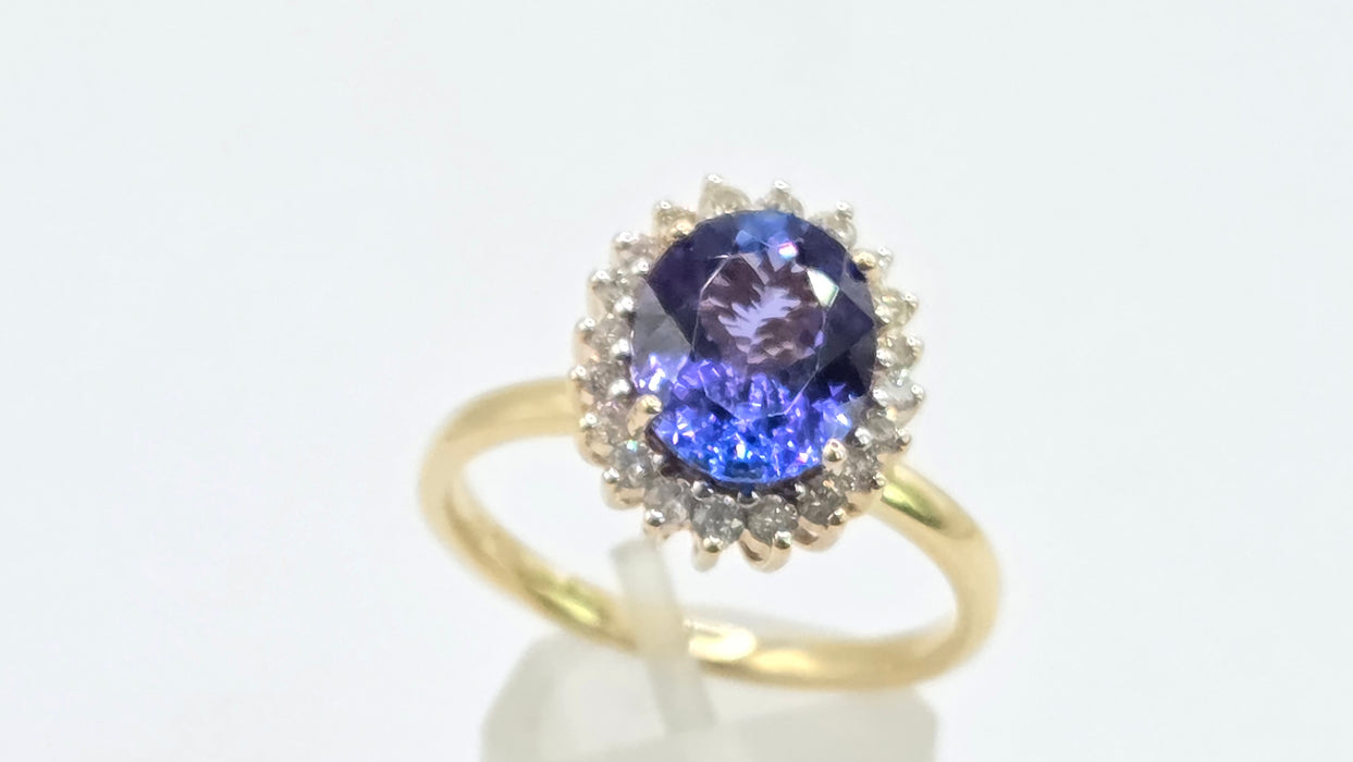 Vintage: 18ct Gold Tanzanite & Diamond Oval Cluster Ring