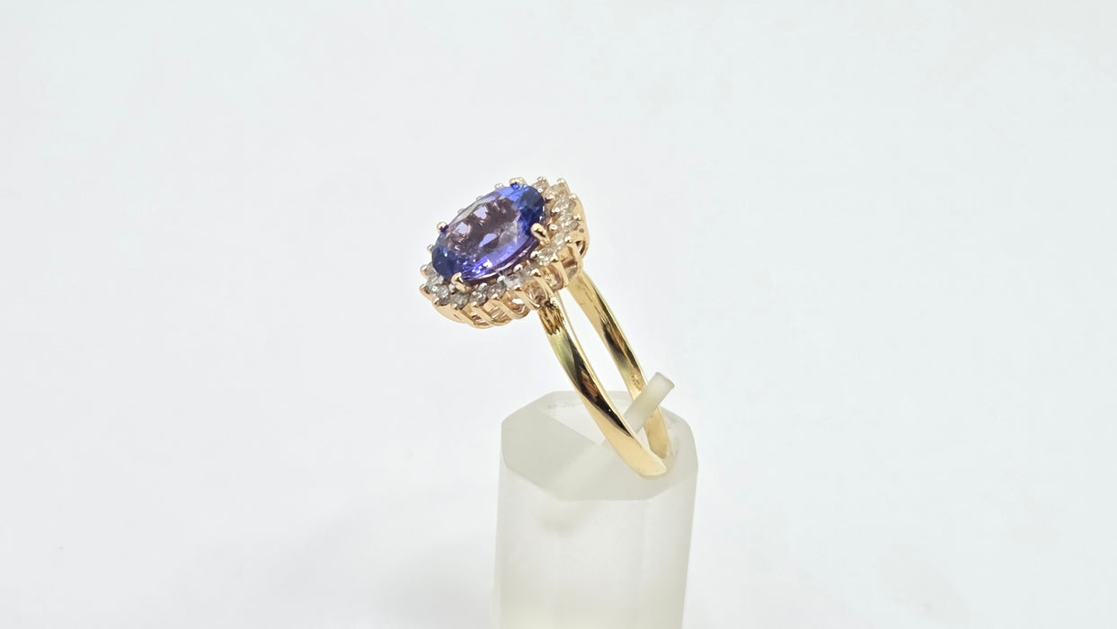 Vintage: 18ct Gold Tanzanite & Diamond Oval Cluster Ring