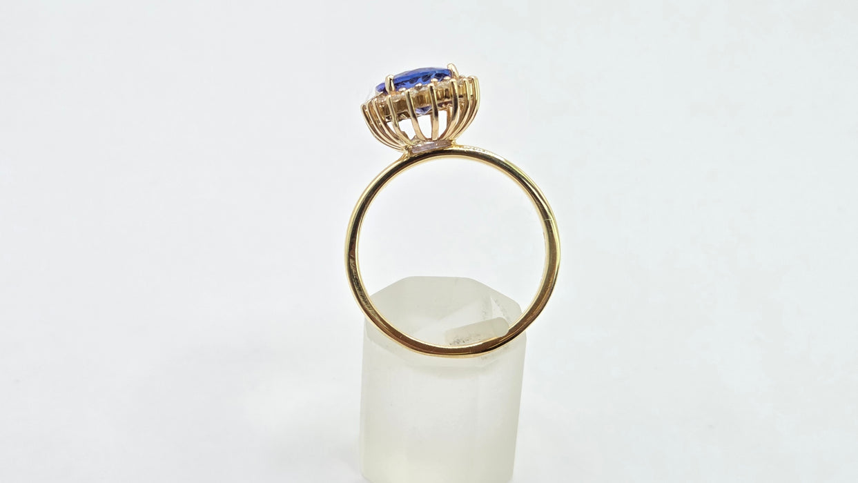 Vintage: 18ct Gold Tanzanite & Diamond Oval Cluster Ring