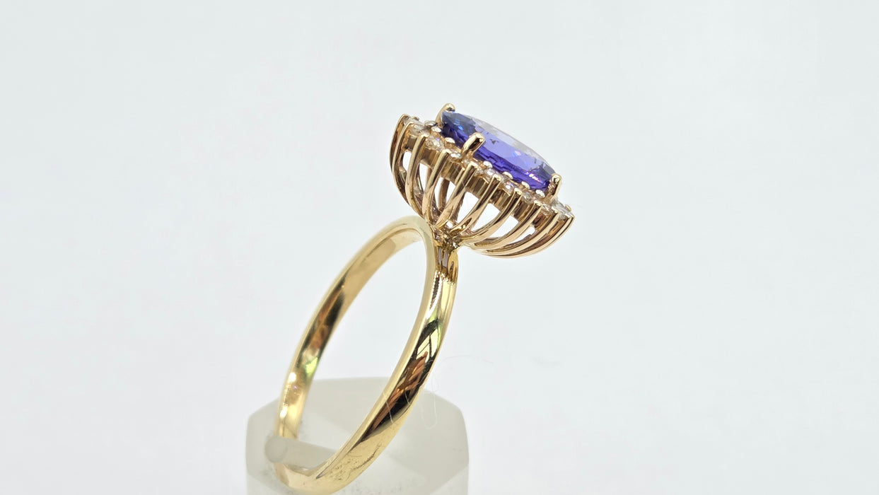Vintage: 18ct Gold Tanzanite & Diamond Oval Cluster Ring