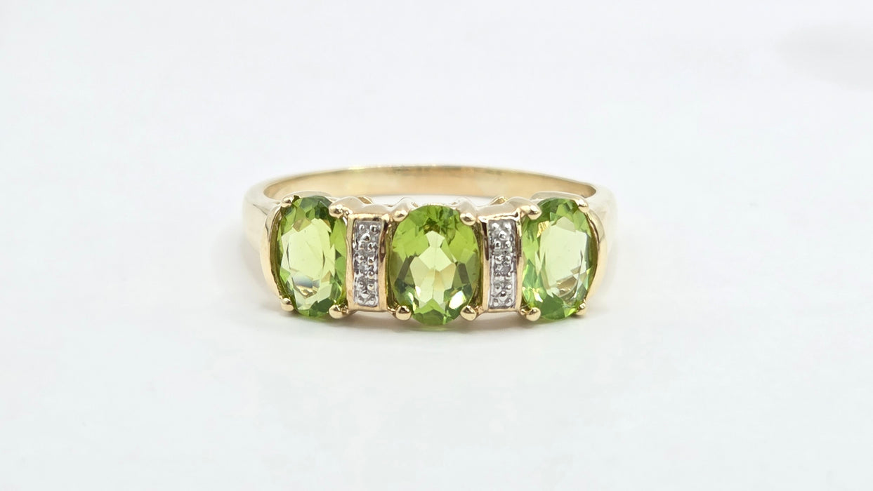 Vintage: 9ct Gold Peridot & Diamond Trilogy Ring
