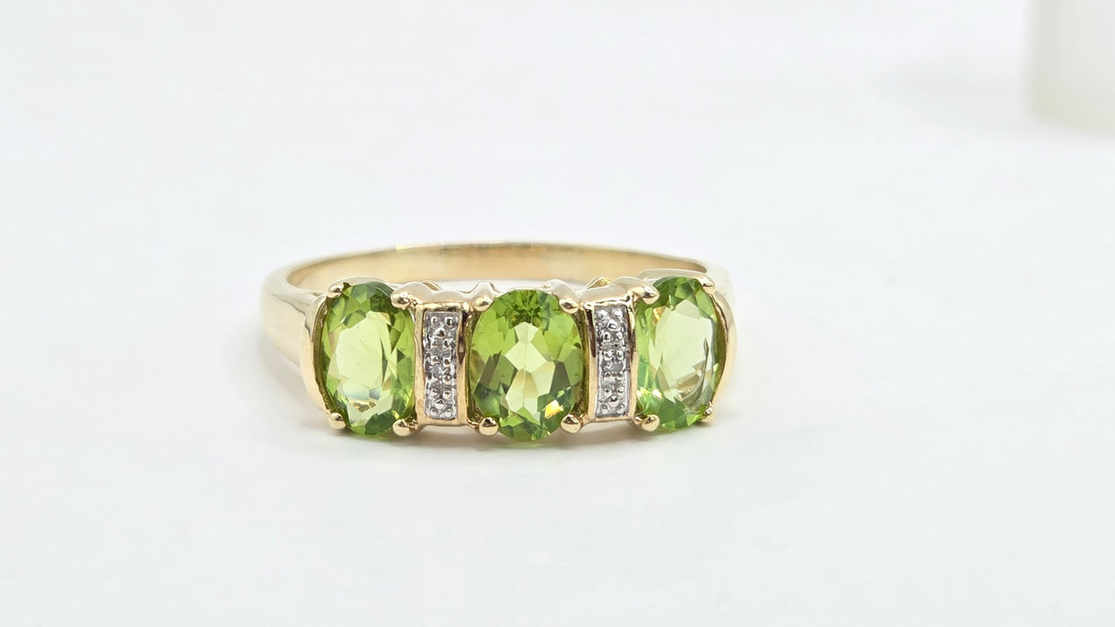 Vintage: 9ct Gold Peridot & Diamond Trilogy Ring