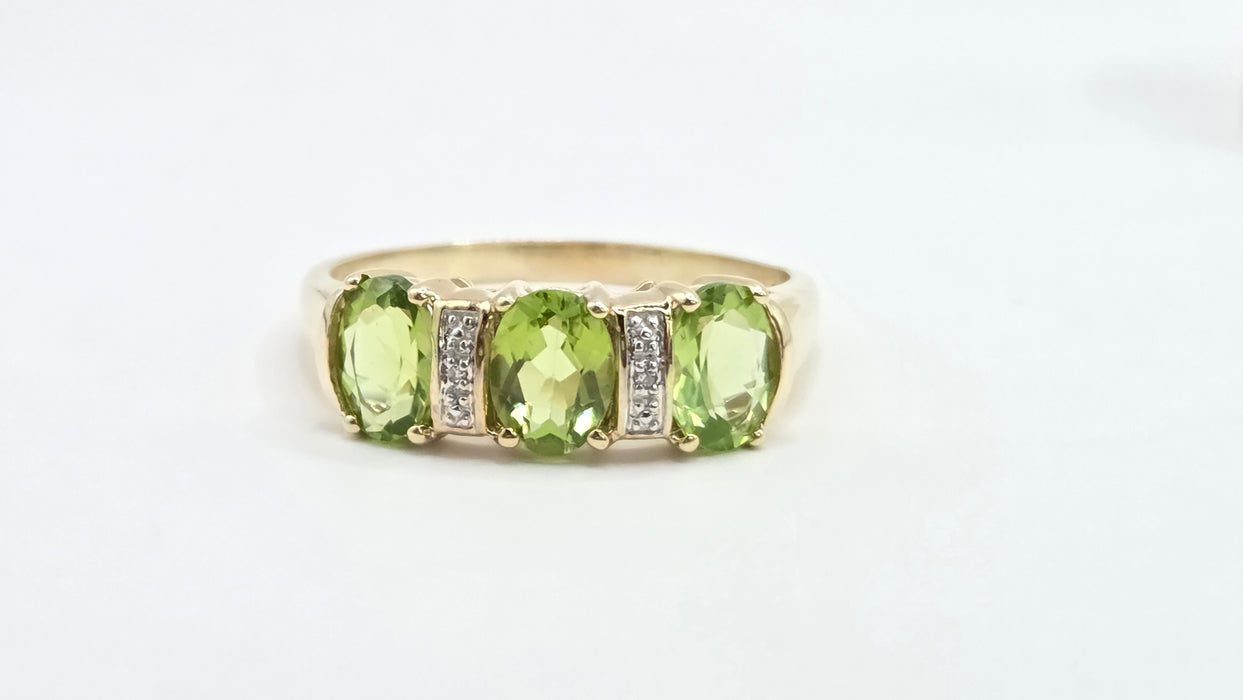 Vintage: 9ct Gold Peridot & Diamond Trilogy Ring