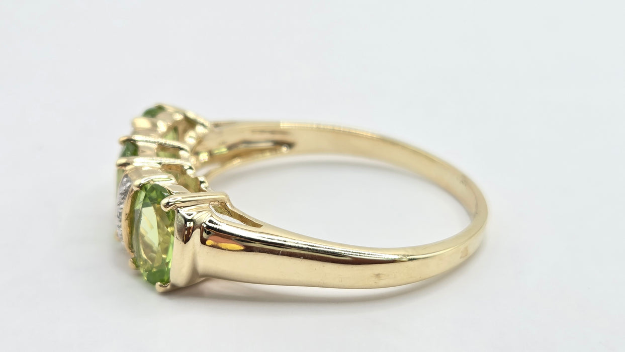Vintage: 9ct Gold Peridot & Diamond Trilogy Ring