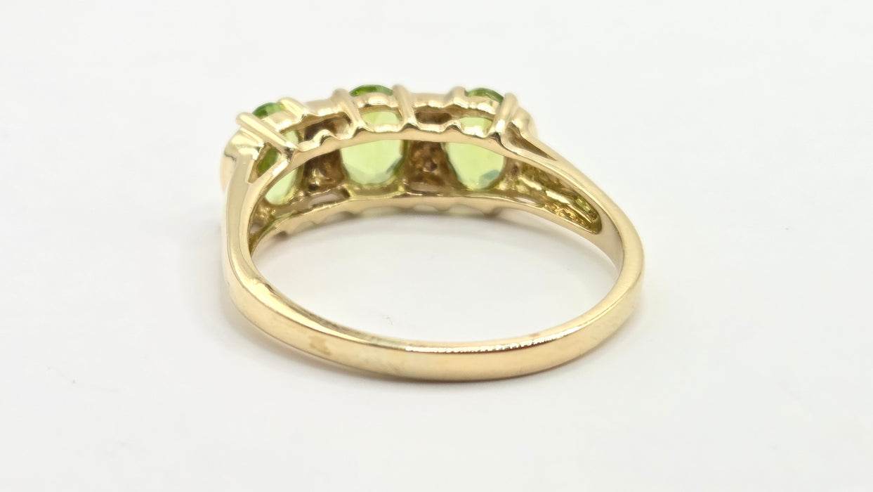 Vintage: 9ct Gold Peridot & Diamond Trilogy Ring