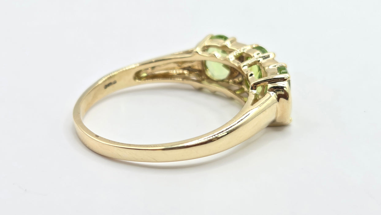Vintage: 9ct Gold Peridot & Diamond Trilogy Ring