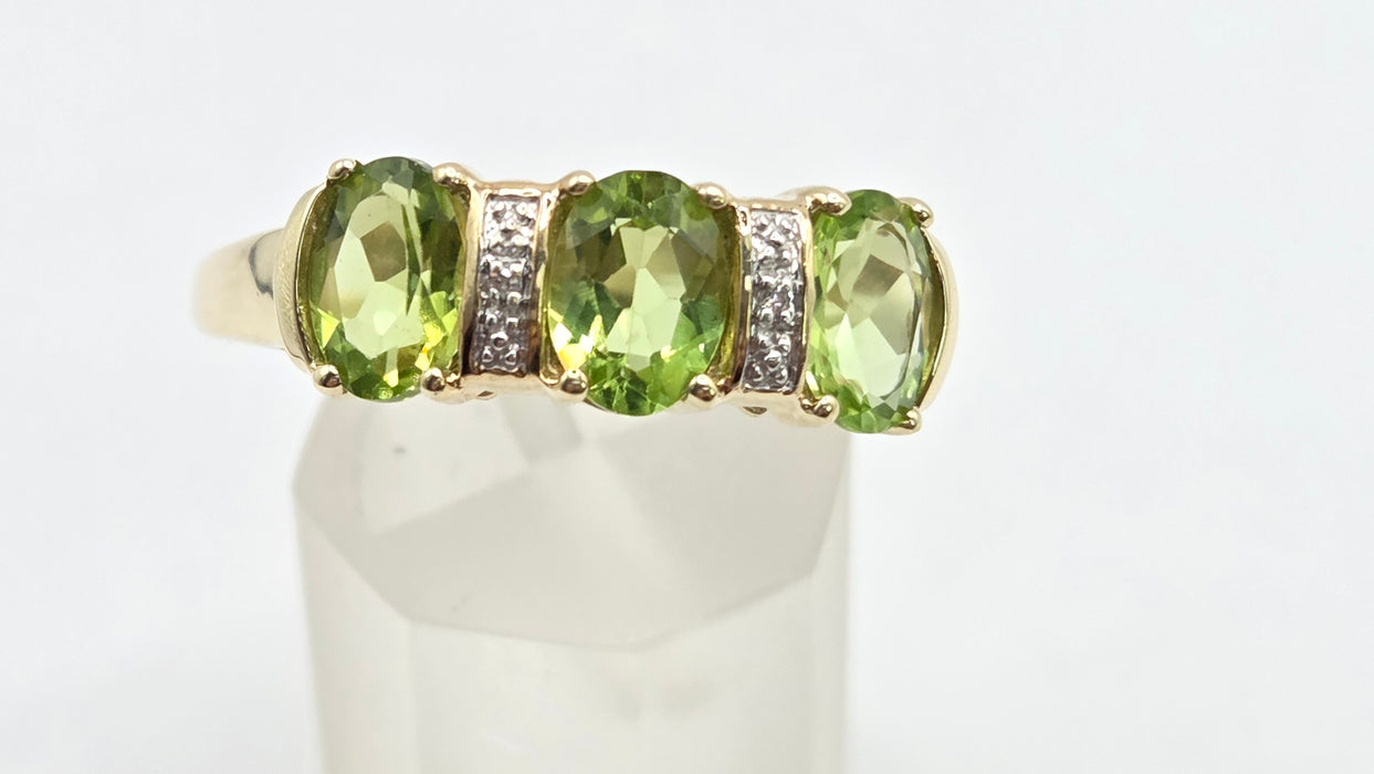 Vintage: 9ct Gold Peridot & Diamond Trilogy Ring